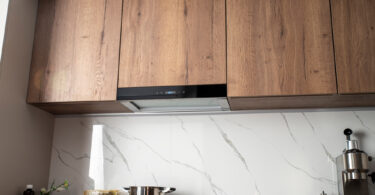 Um depurador abaixo dos armários aéreos. Depurador.