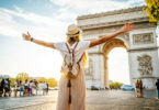 Uma moça conhecendo o Arco do Triunfo em Paris. França.