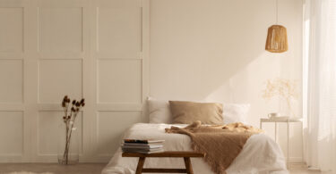 Uma manta decorativa em cima de uma cama. Manta decorativa.