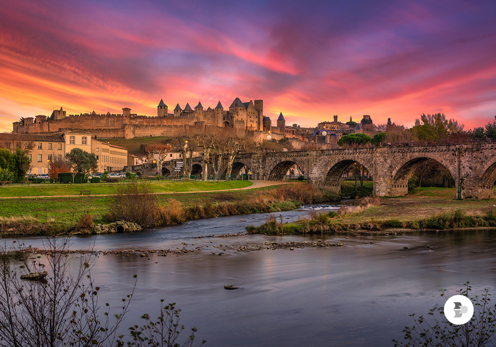 Uma vista por fora da cidade de Carcassone, na França. Cidades França.