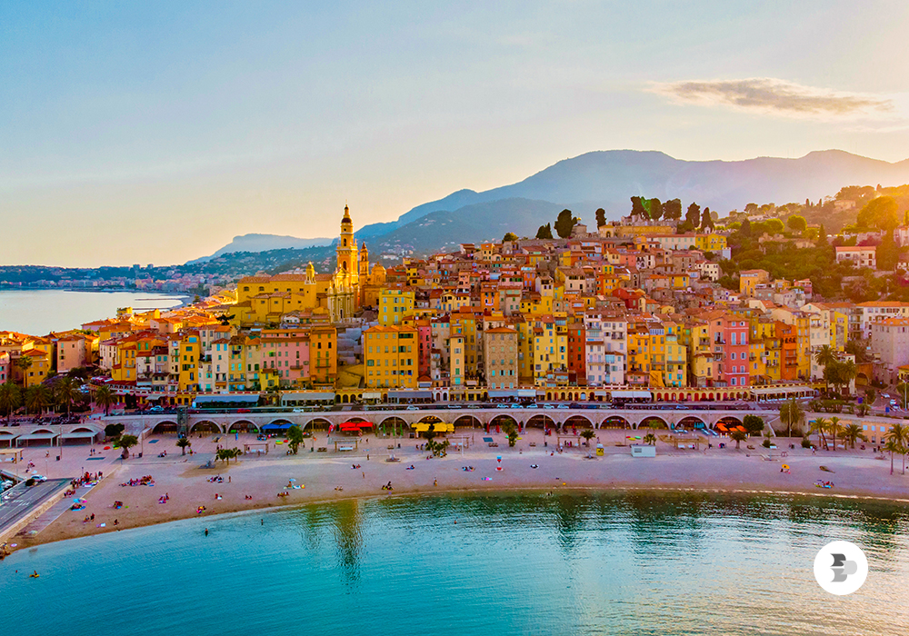 Menton se destaca pelas suas casas coloridas e praias de tirar o fôlego. França.