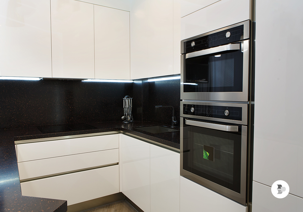 Uma torre quente em uma cozinha moderna. Torre quente.