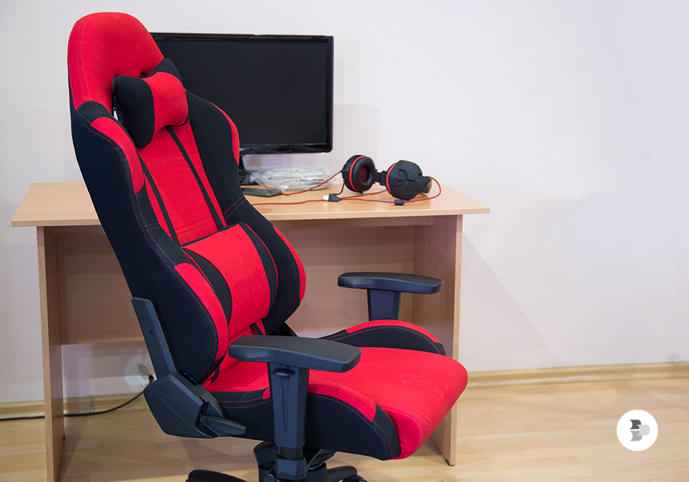 Uma cadeira gamer em um escritório. Cadeira escritório.