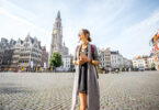 Uma moça observando a cidade de Bruxelas, na Bélgica. Dicas de viagem.
