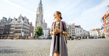 Uma moça observando a cidade de Bruxelas, na Bélgica. Dicas de viagem.