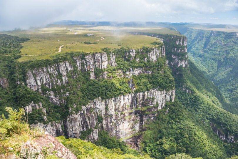 Uma vista de cima do Cânion Fortaleza, em Cambará do Sul/RS. Parques naturais.