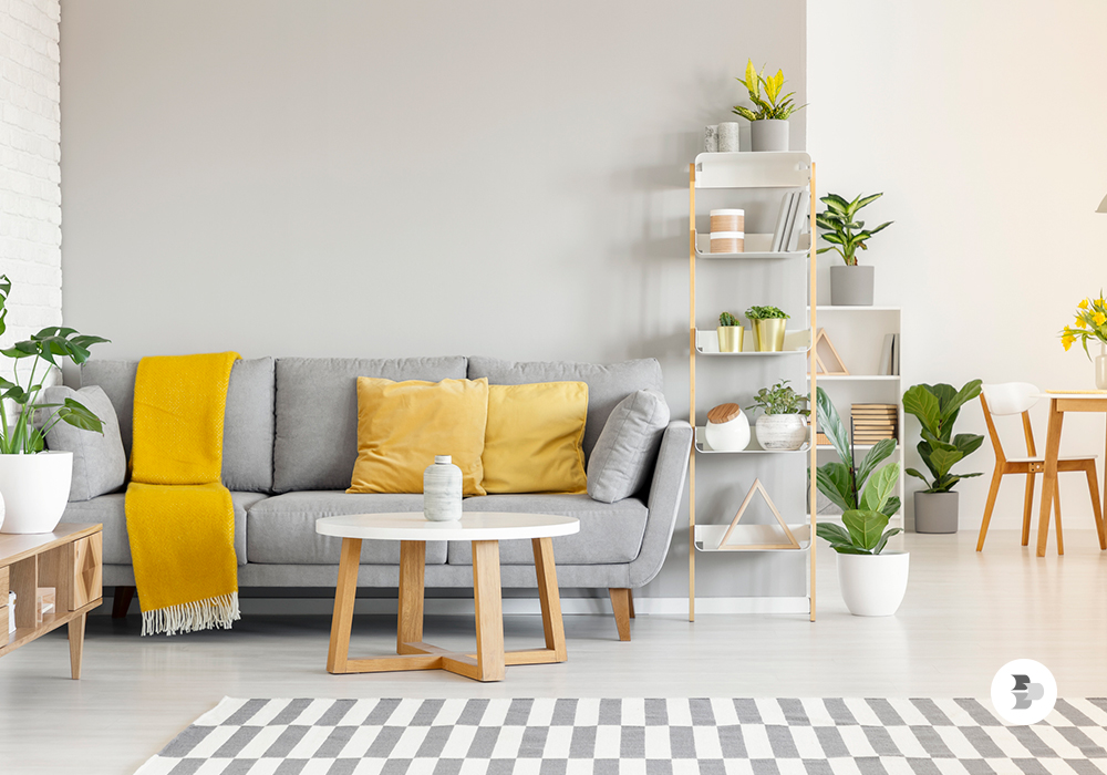 Uma manta colorida em um sofá cinza. Manta decorativa.