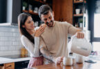 Um casal preparando uma bebida quente com uma jarra elétrica. Jarra elétrica.