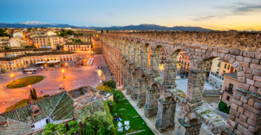 O aqueduto de Segóvia é um dos destinos turísticos mais famosos da Espanha. Cidades Espanha.