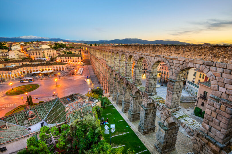 O aqueduto de Segóvia é um dos destinos turísticos mais famosos da Espanha. Cidades Espanha.