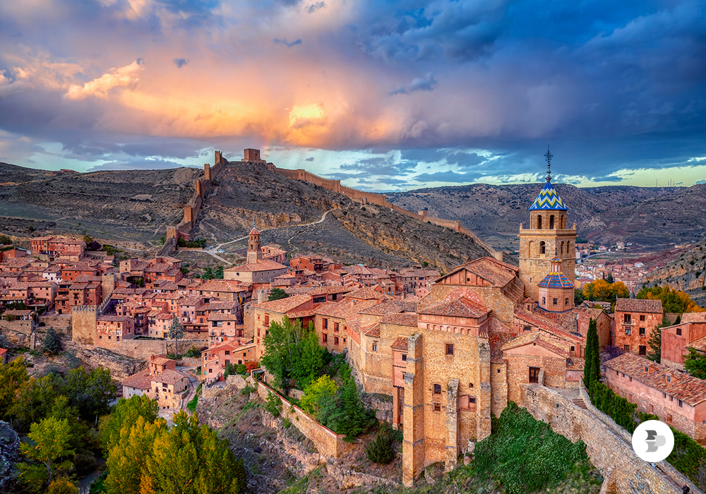 Vista de cima da cidade espanhola de Albarracín. Cidades Espanha.