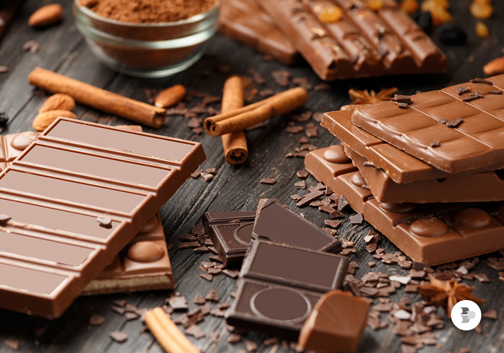 Vários chocolates em cima de uma mesa. Marcas chocolate.