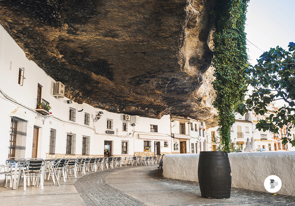 A cidade de Setenil de Las Bodegas impressiona por ficar abaixo das rochas. Cidades Espanha.