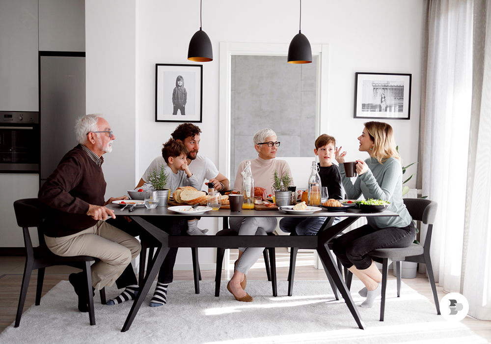 Uma família na sala de jantar almoçando. Criar sala de jantar.