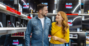 Um casal em uma loja comprando produtos durante a Black Friday. Comprar Black Friday.