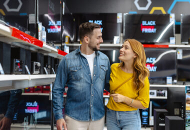 Um casal em uma loja comprando produtos durante a Black Friday. Comprar Black Friday.