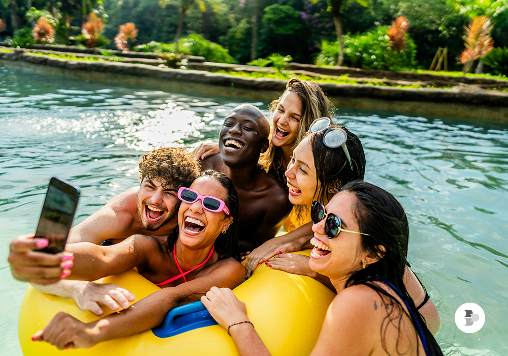 Um grupo de amigos na piscina se divertindo. Piscina grande.