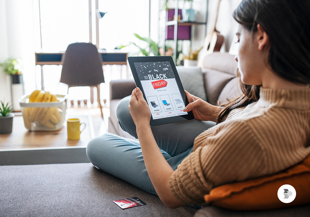 Uma moça comprando apenas o que precisa na Black Friday. Comprar Black Friday.