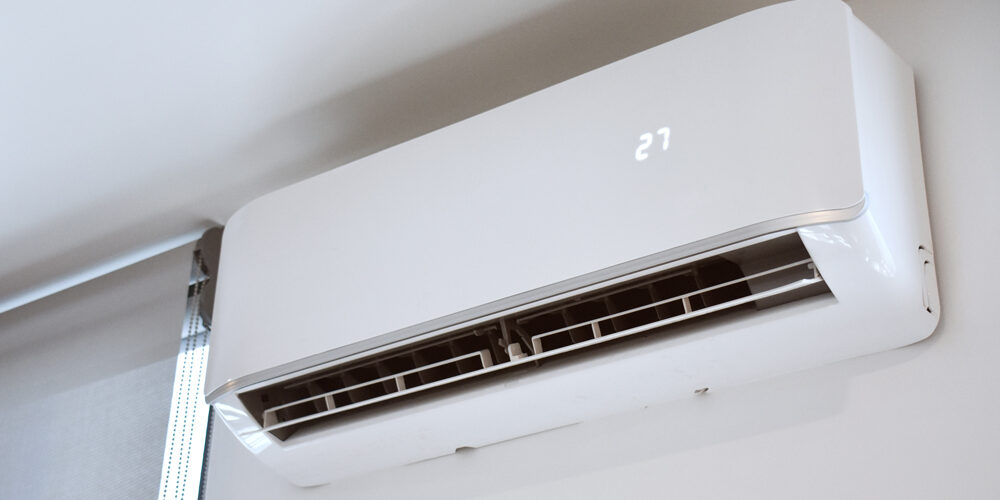 Um ar-condicionado dentro de um quarto. Ar-condicionado BTUs.