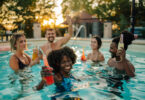 Um grupo de amigos se divertindo dentro de uma piscina. Combo perfeito verão.