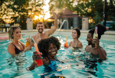 Um grupo de amigos se divertindo dentro de uma piscina. Combo perfeito verão.
