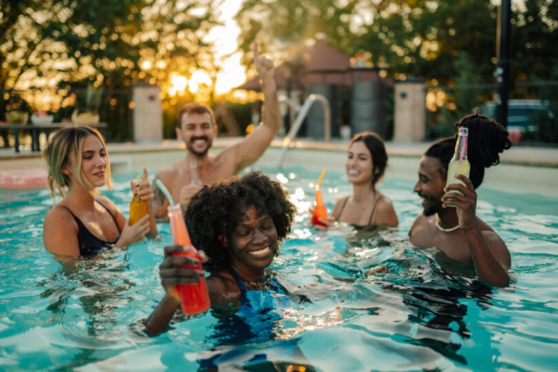 Um grupo de amigos se divertindo dentro de uma piscina. Combo perfeito verão.