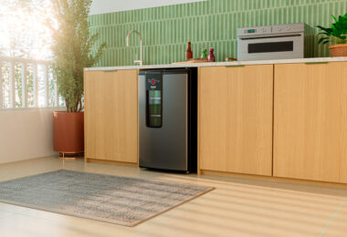 Uma cozinha com uma cervejeira embutida nos móveis. Cervejeira.