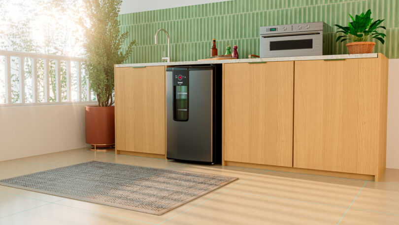 Uma cozinha com uma cervejeira embutida nos móveis. Cervejeira.