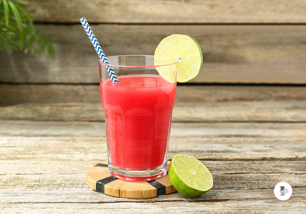 Um copo com suco natural de melancia e limão. Receitas sucos e vitaminas.