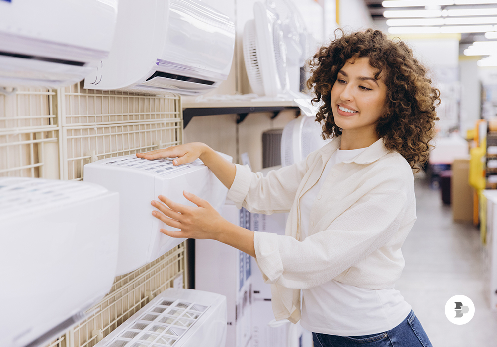 Uma moça se decidindo qual ar-condicionado ela vai escolher. Ar-condicionado BTUs.