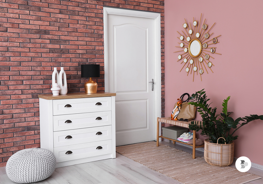 Uma cômoda integrada ao espaço do quarto. Cômoda.