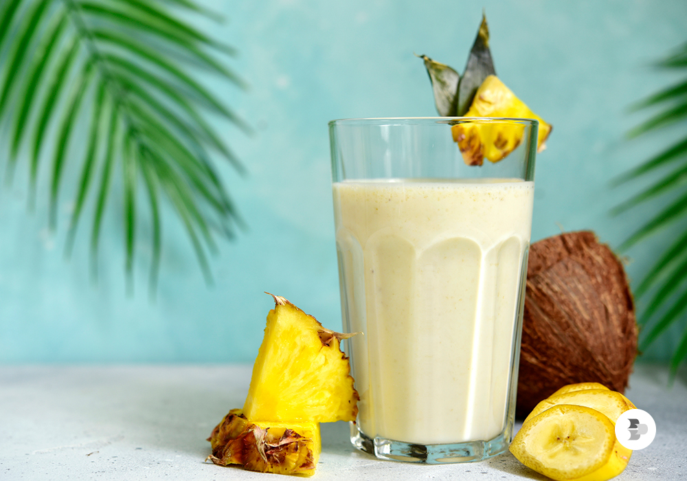 Uma vitamina de abacaxi com coco. Receitas sucos e vitaminas.