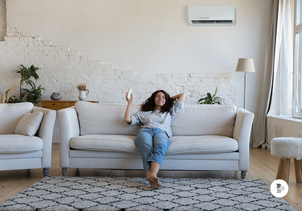 Uma sala grande com um ar-condicionado na parede. Ar-condicionado BTUs.