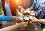 Amigos brindando cerveja enquanto fazem festa no fim de ano. Cervejeira Consul.