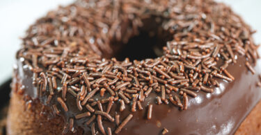 Um bolo de chocolate com cobertura. Dia do cacau.