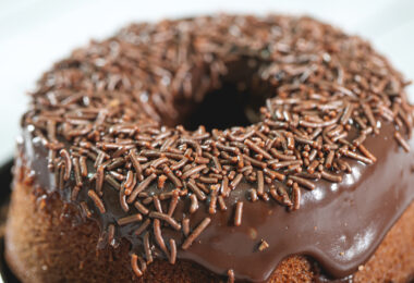 Um bolo de chocolate com cobertura. Dia do cacau.