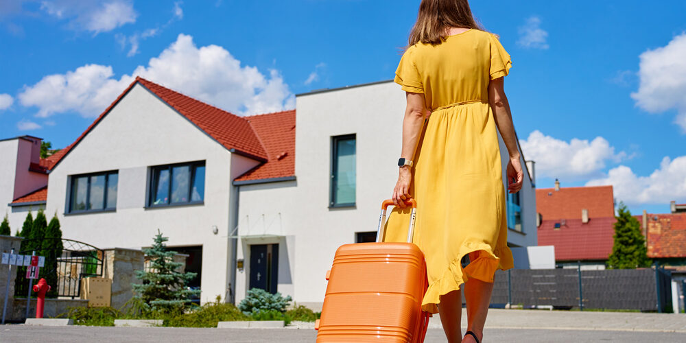 Uma mulher voltando para casa após as férias. Organizar casa.