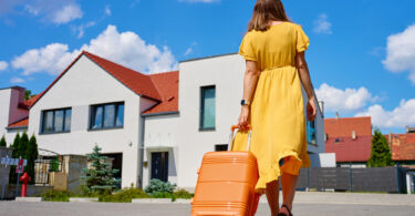 Uma mulher voltando para casa após as férias. Organizar casa.