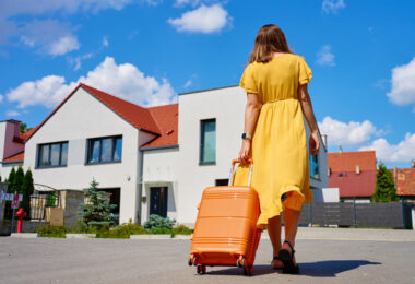Uma mulher voltando para casa após as férias. Organizar casa.