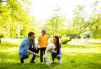 Uma família brincando com o seu pet. Cuidados pet verão.