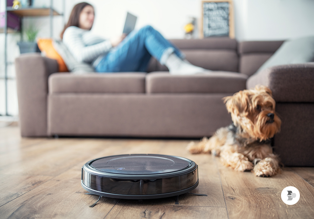 Aspirador de pó robô limpando o chão de uma casa. Eletroportáteis casa.
