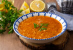 Uma sopa em cima de uma mesa, com tempero por cima. Receitas sopa.