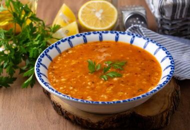 Uma sopa em cima de uma mesa, com tempero por cima. Receitas sopa.