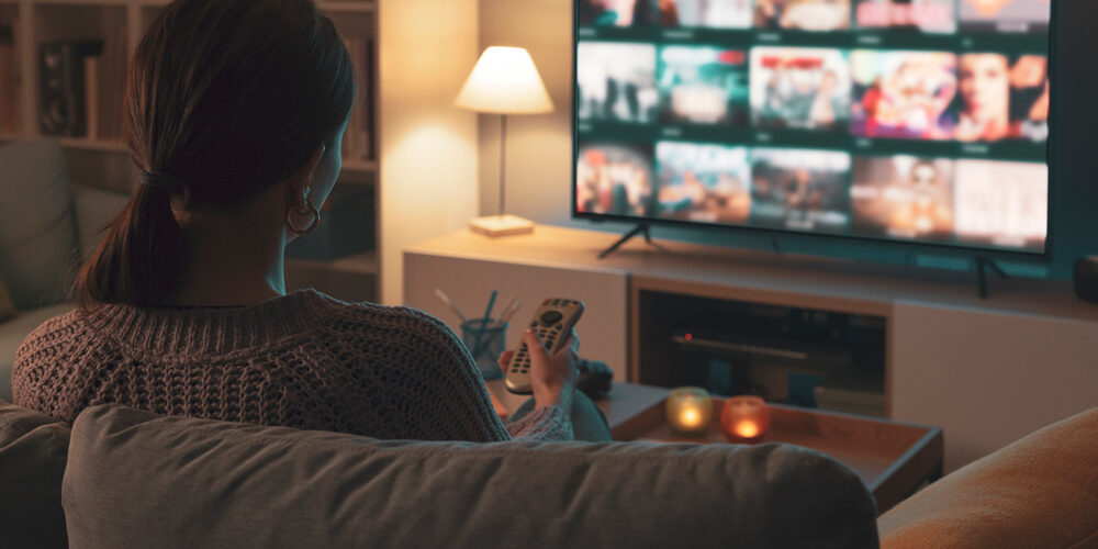Um moça explorando todos os recursos da sua Smart TV. TV 3.0.