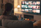 Um moça explorando todos os recursos da sua Smart TV. TV 3.0.