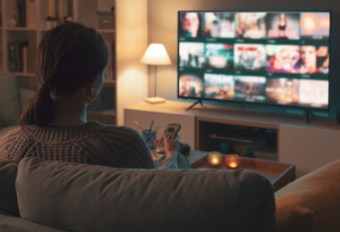 Um moça explorando todos os recursos da sua Smart TV. TV 3.0.