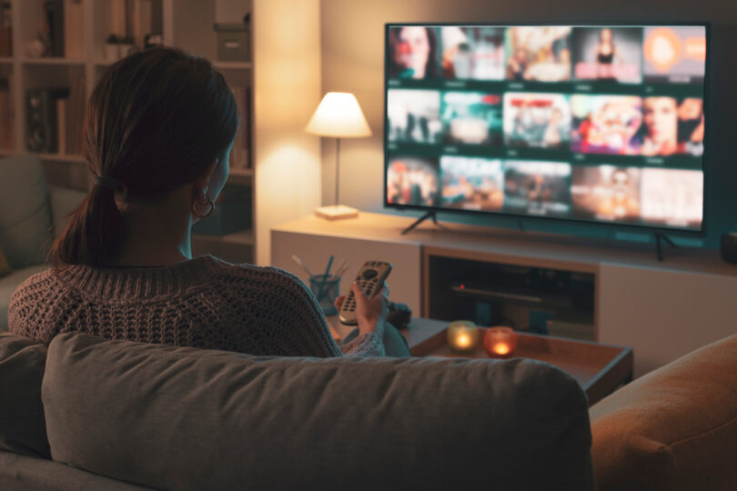 Um moça explorando todos os recursos da sua Smart TV. TV 3.0.