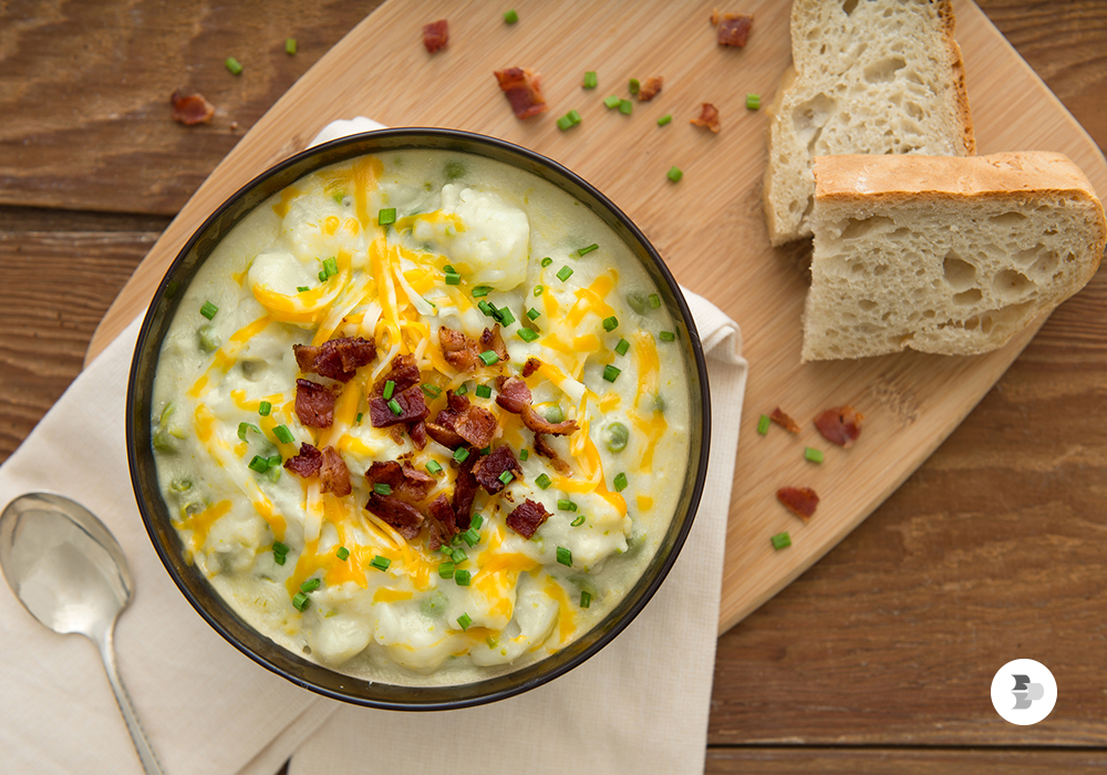 Um sopa de batatas com bacon com pães. Receitas sopa.