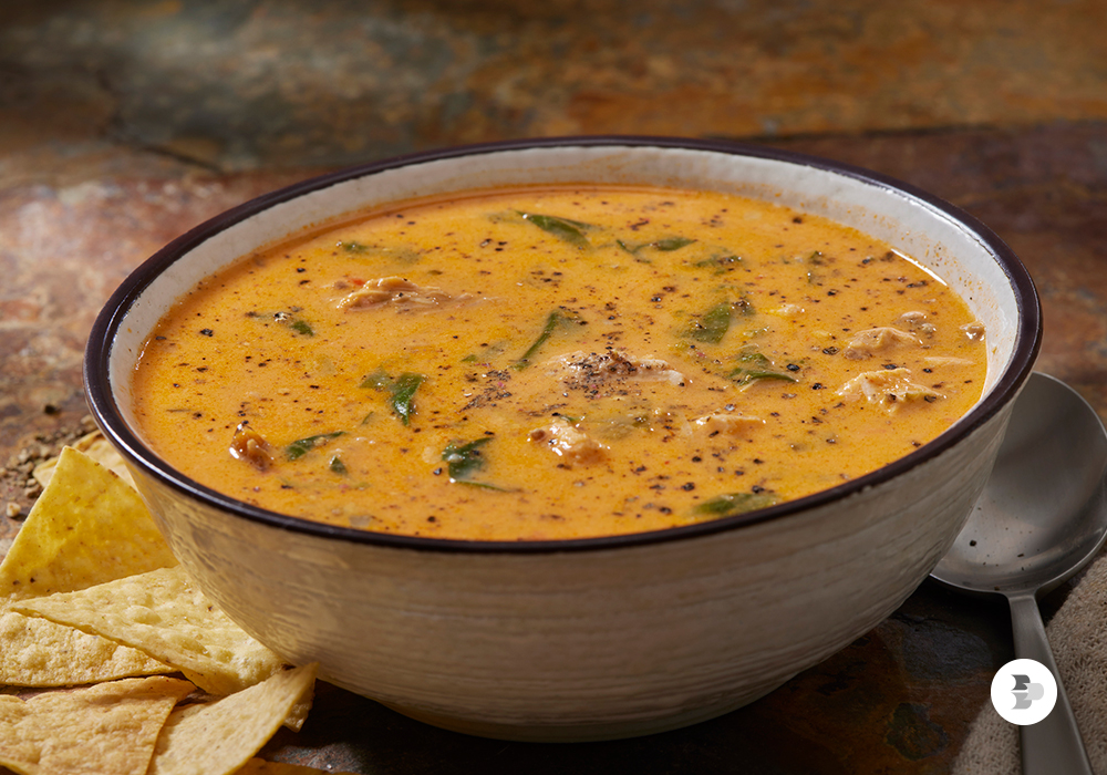 Uma tigela com sopa de carne. Receitas sopa.