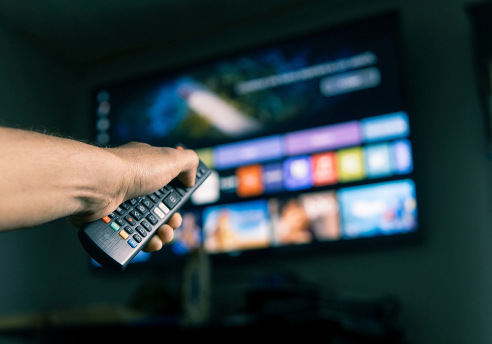 Uma pessoa verificando os aplicativos presentes na sua TV. TV 3.0.